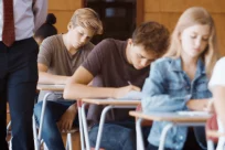 Leerlingen op de middelbare school aan het werk